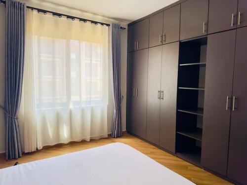 Postel nebo postele na pokoji v ubytování Elegant city retreat