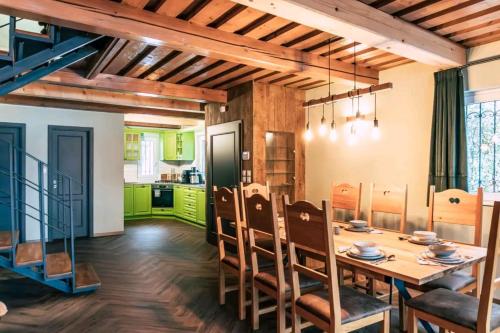 a kitchen and dining room with a table and chairs at Chata Margit - Margit-lak in Szalóc