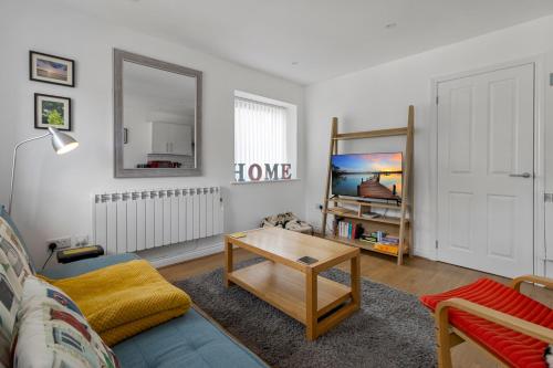 ブリクサムにあるOur Happy Place- With Parking & Upgraded WiFi for 2025のソファとテーブルのあるリビングルーム