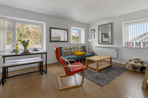 ブリクサムにあるOur Happy Place- With Parking & Upgraded WiFi for 2025のソファとテーブルのあるリビングルーム