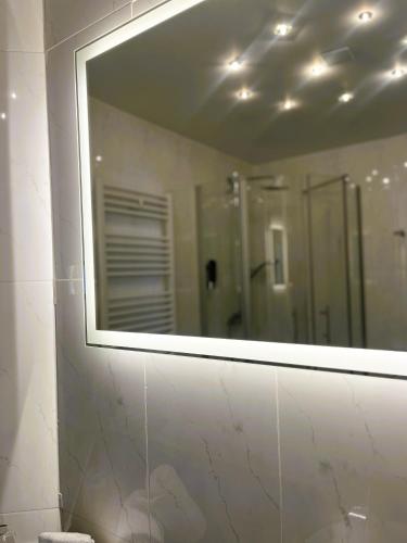 a mirror on a wall in a bathroom at Moselhotel Römischer Kaiser in Bernkastel-Kues