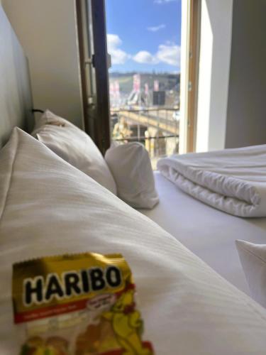 a hotel room with two beds and a packet of maribo at Moselhotel Römischer Kaiser in Bernkastel-Kues