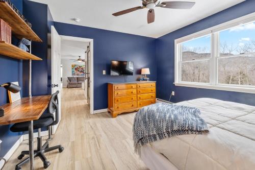 Katil atau katil-katil dalam bilik di Birch Grove Retreat Atop Sunapee for Ski and Lake Life