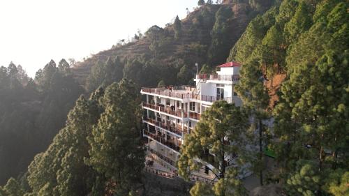 a building on the side of a mountain at Hotel Lansdowne Vacations in Lansdowne