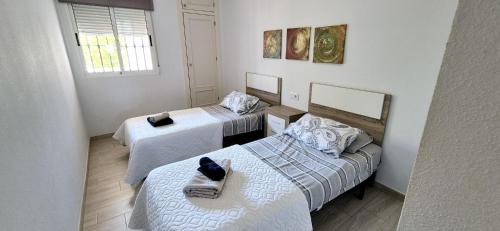 pokój z dwoma łóżkami i oknem w obiekcie Relax Family home Zenia bulevard w mieście Orihuela