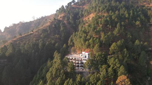 a building on the side of a mountain at Hotel Lansdowne Vacations in Lansdowne