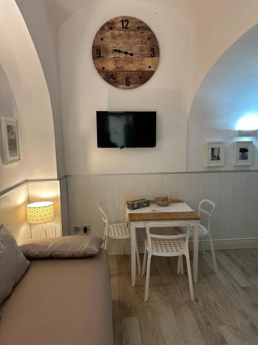 Μια τηλεόραση ή/και κέντρο ψυχαγωγίας στο Estia Bed and Relax 2