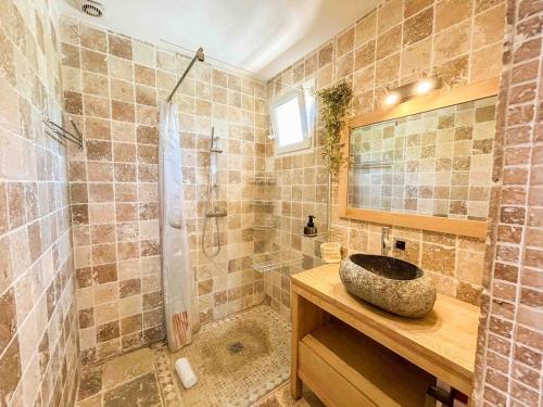 une salle de bain avec un lavabo en pierre et une douche dans l'établissement Maison spacieuse avec piscine à Sanary-sur-Mer, à Sanary-sur-Mer