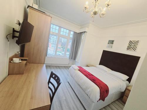 Postel nebo postele na pokoji v ubytování Kingswood Hotel