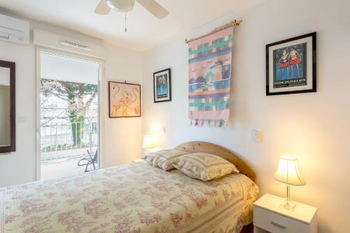 une chambre avec un lit et une fenêtre dans l'établissement Chez Martin - Spacieux appartement climatisé proche de la plage, à La Grande Motte