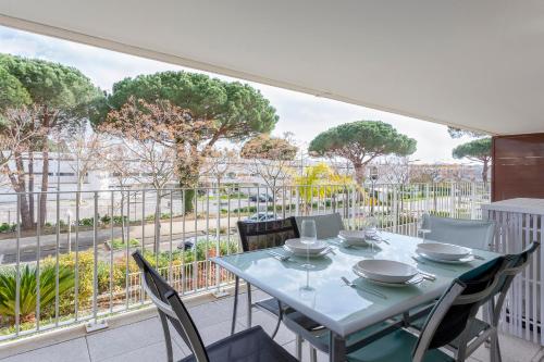 une salle à manger avec une table et des chaises sur un balcon dans l'établissement Chez Martin - Spacieux appartement climatisé proche de la plage, à La Grande Motte