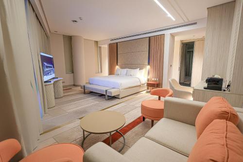 Postel nebo postele na pokoji v ubytování Swisstouches Hotel Amman