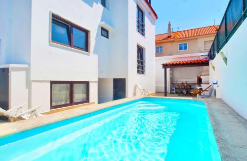 a swimming pool in the backyard of a house at Aomo-casa parede in Parede