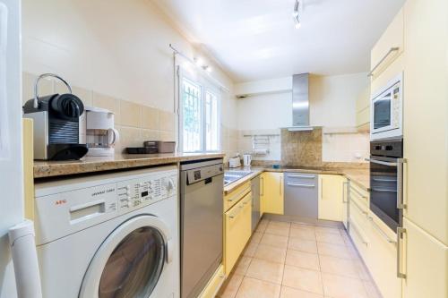 une cuisine avec laveuse et sécheuse dans l'établissement Maison 115m2 - 400 m de la plage - parking, à Fréjus