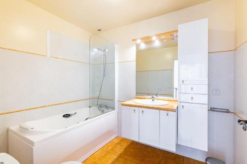 une salle de bain avec une baignoire, un lavabo et des toilettes dans l'établissement Maison 115m2 - 400 m de la plage - parking, à Fréjus
