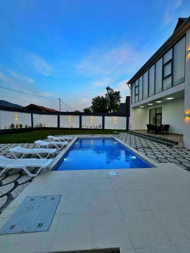 Piscina a Gabalaluxryresort o a prop