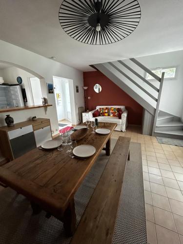 - un salon avec une table en bois et un escalier dans l'établissement Maison bord de mer en Corse, à Borgo