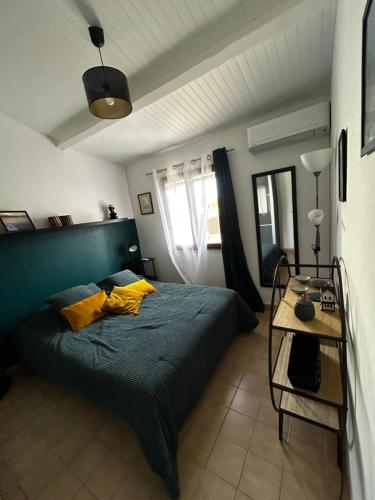 une chambre avec un lit avec des oreillers jaunes dessus dans l'établissement Maison bord de mer en Corse, à Borgo