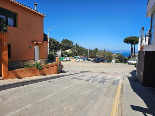 an empty street in a town with a building at Suitte rústica in Begur