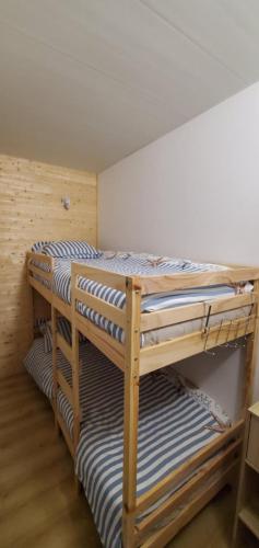 Ce lit se trouve dans un dortoir doté de 2 lits superposés et d'un mur. dans l'établissement Mes vacances à la mer, à Saint-Jean-de-Monts