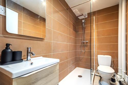 une salle de bain avec toilettes, lavabo et douche dans l'établissement Studio coloré proche Paris Parc des Princes- III, à Issy-les-Moulineaux