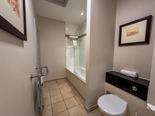 Un baño de Clarion Hotel Charlecote Pheasant