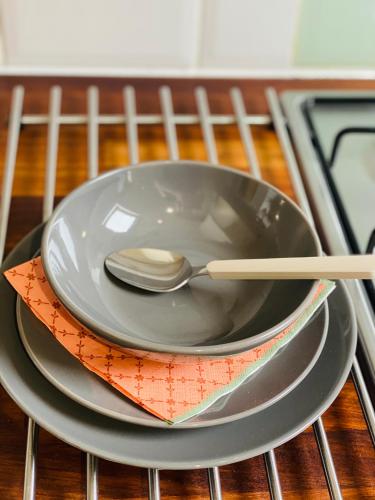 a bowl and spoon on a plate on a rack at Pinnacle Apartment in Reading