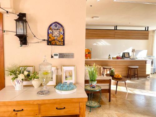 Η κουζίνα ή μικρή κουζίνα στο Spanish Garden Hot Spring Villa