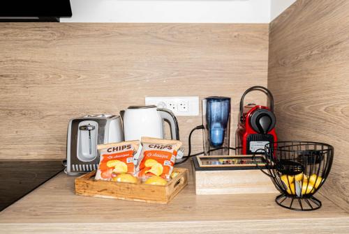 a counter with some food and a box of chips at Studio confort proche de aéroport Paris-Orly in Villeneuve-le-Roi