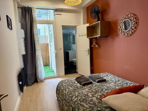 Un dormitorio con una cama con dos zapatos encima. en Sweet Morning Bordeaux, en Burdeos