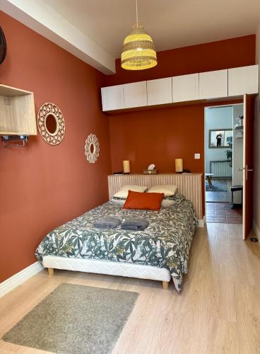- une chambre avec un lit aux murs orange dans l'établissement Sweet Morning Bordeaux, à Bordeaux