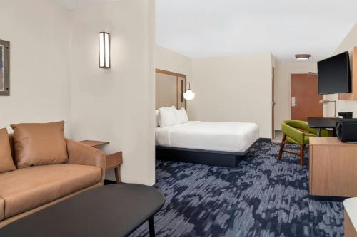 una camera d'albergo con un letto e un divano di Fairfield Inn & Suites Saginaw a Saginaw