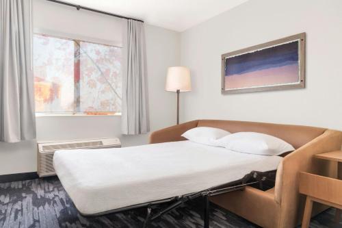 Letto o letti in una camera di Fairfield Inn & Suites Saginaw
