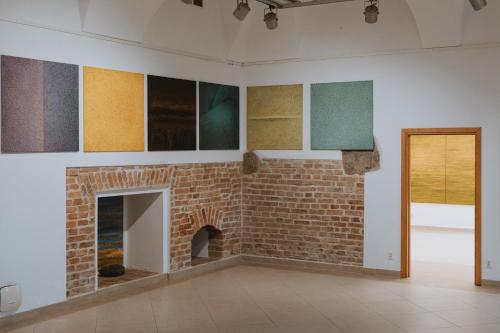 a room with a brick wall with a fireplace at Pokoje Gościnne Domu Pielgrzyma w Supraślu in Supraśl