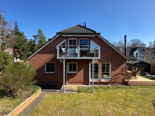 Neuhausにある-"Ferienwohnung Dierhagen" Whg 2 im OG-の赤レンガ造りの家(バルコニー付)