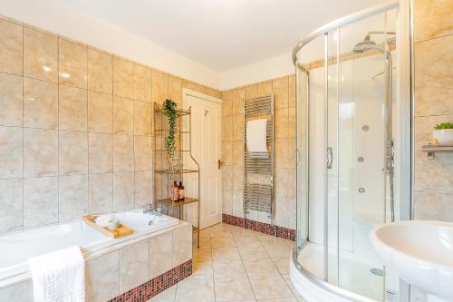 Bilik mandi di The VIEW Spacious Apartment In Afan Forest Bike Park By StayStaycations