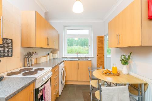 Dapur atau dapur kecil di The VIEW Spacious Apartment In Afan Forest Bike Park By StayStaycations