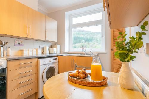 Dapur atau dapur kecil di The VIEW Spacious Apartment In Afan Forest Bike Park By StayStaycations