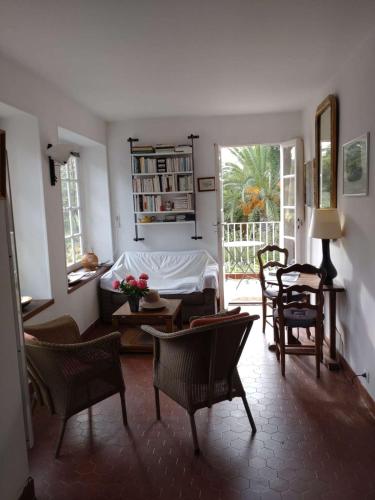 Studio vue mer et jardin à deux pas du centre du village