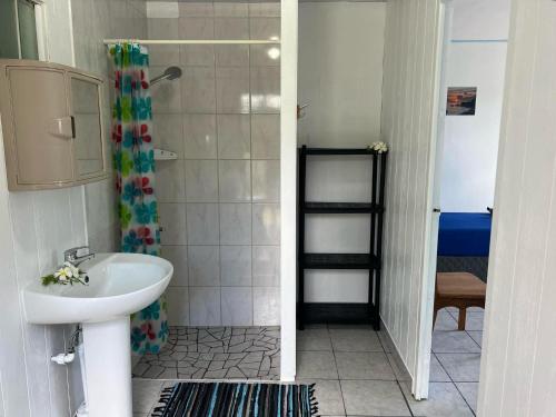 Bilik mandi di Chez Guy , chambre familiale