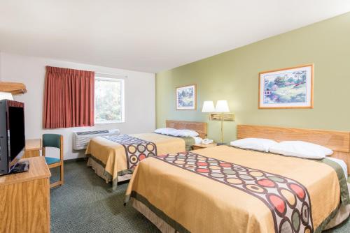 A bed or beds in a room at Super 8 by Wyndham West Middlesex/Sharon Area