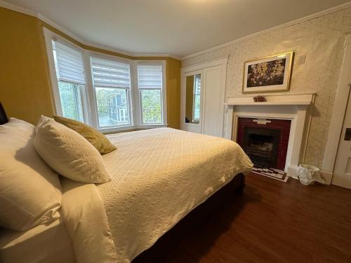 Ảnh trong thư viện ảnh của Historic 1942 Boathouse HarborViews DT St John's ở St. John's