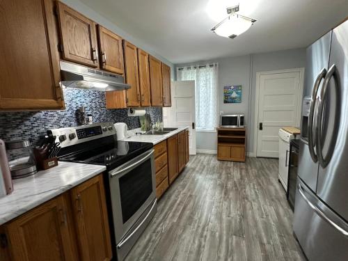 Ảnh trong thư viện ảnh của Historic 1942 Boathouse HarborViews DT St John's ở St. John's