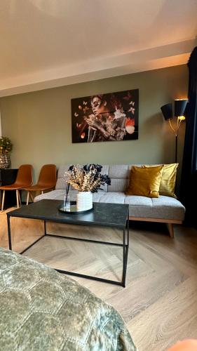 a living room with a couch and a table at Luksuriøs designleilighet i hjertet av Sandefjord - My Space AS in Sandefjord