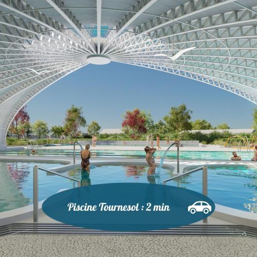 un rendu d'une piscine avec des gens dans l'eau dans l'établissement Appartement 