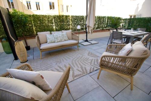 d'une terrasse avec des chaises, une table, une table et des chaises. dans l'établissement Chic 4 room apartment in the heart of Cannes amazing terrace!, à Cannes