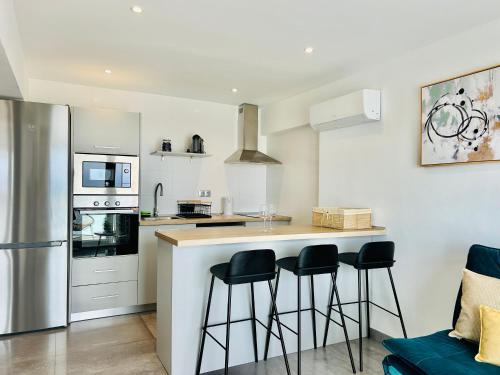 Stylish Sea-View Apartment