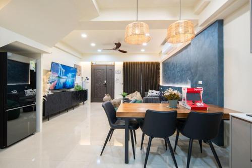 a dining room and living room with a table and chairs at Shishi Homestay in Wujie