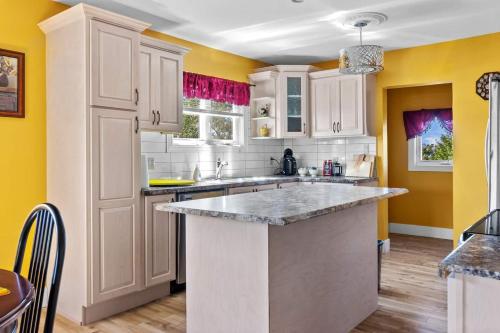 Кухня или мини-кухня в Coastal Haven Awaits Discover Conception Bay South
