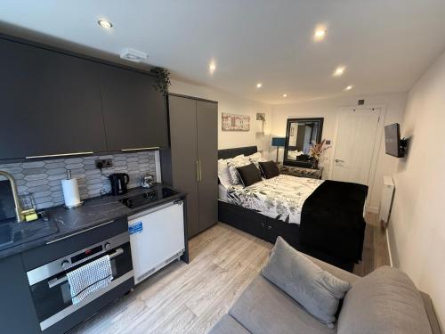 Lux Private Entrance 1 bed Studio - Free Parking - ideal for COOP Live, MCR City Centre, Salford Royal Hospital & Buile Hill Mansion wedding venue photo 5